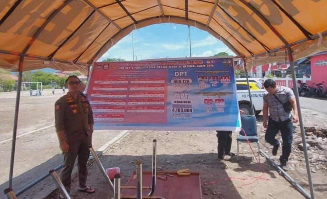 Satpol PP Padang mendirikan posko pelayanan selama 24 jam di Lapangan Pamong Praja, Selasa (26/11/2024).