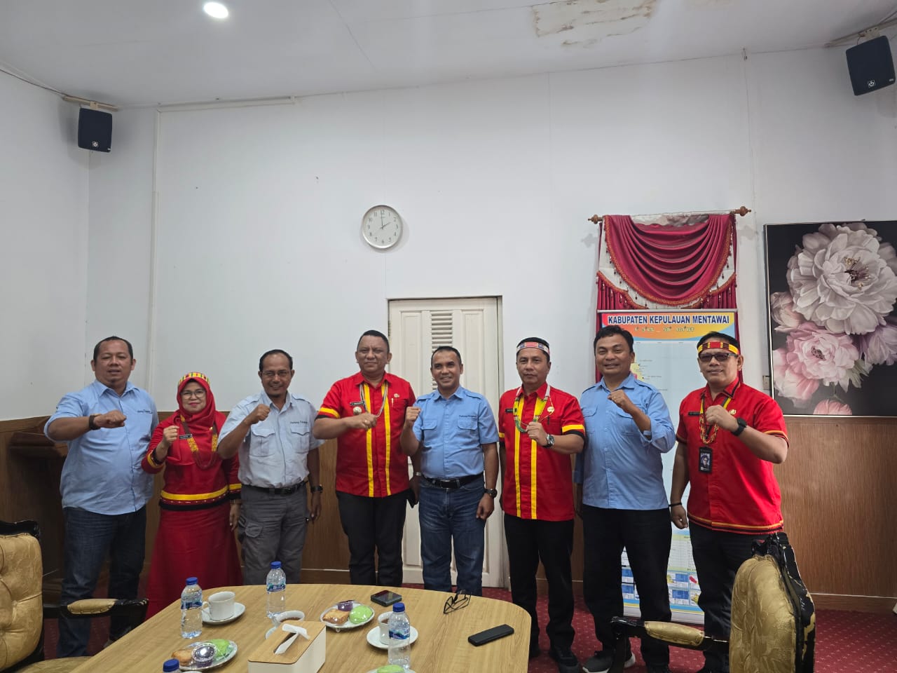 PERKUAT KERJA SAMA: Jajaran manajemen Padang Ekspres foto bersama dengan jajaran Pemkab Kepulauan Mentawai usai bersilaturahmi di ruang Sekda Kepulauan Mentawai, Senin (25/11) siang.(ARIF/PADEK)