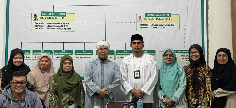 Foto bersama usai Sidang Fatwa Halal Komisi MUI Sumbar, Selasa (26/11/2024), ditetapkan kehalalan produk dari 15 pelaku usaha Sumbar yang diperiksa LPH BSPJI Padang.