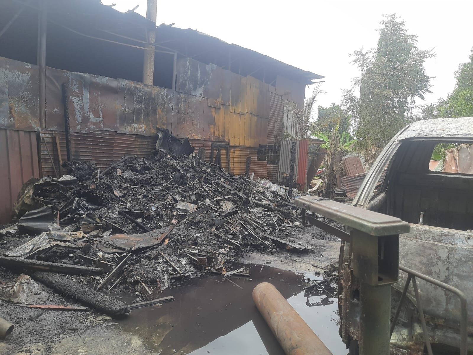 Kondisi pascakebakaran yang terjadi di sebuah gudang barang bekas di Jalan Bypass Nomor 65, RT 003 RW 003, Sungaisapih, Kecamatan Kuranji, kemarin.