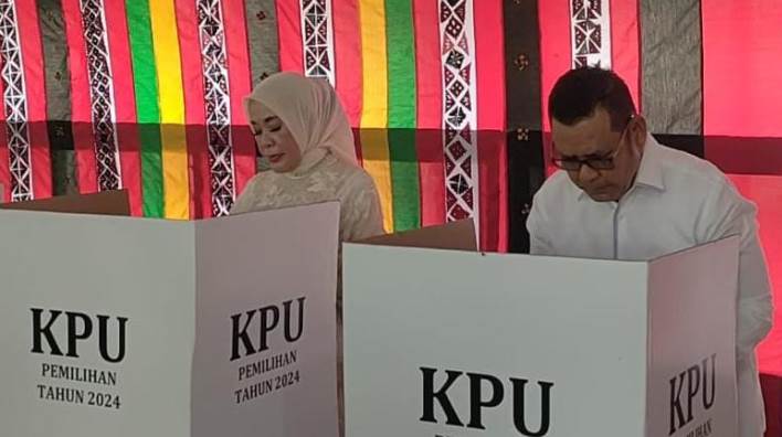 Cagub Epyardi bersama istri Emiko, saat menyalurkan hak pilih di TPS 006 Nagari Singkarak.