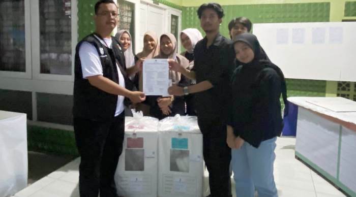 Penyerahan kotak suara dari KPPS ke PPS di TPS O1 Air Tawar Timur (Foto: Randi/Padeks)