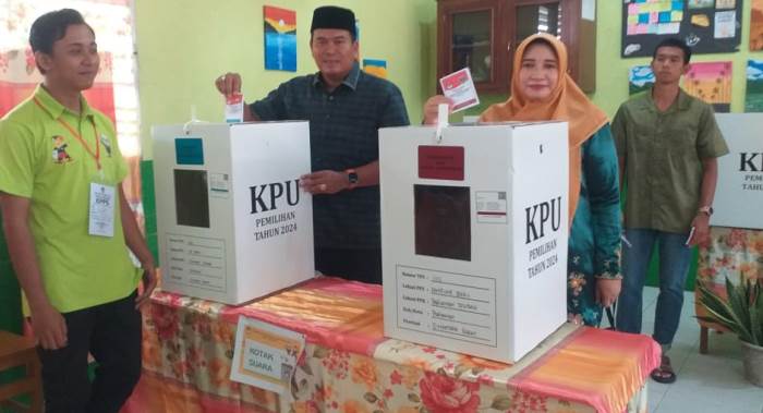 Calon Wali Kota Pariaman nomor urut 3, Yota Balad, dan istri juga menggunakan hak pilih di TPS 01 Kampungbaru.