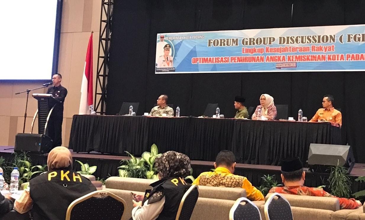 Asisten I Setko Padang Edi Hasymi memberikan sambutan sekaligus membuka FGD di The ZHM Premier Hotel, Kamis (28/11).