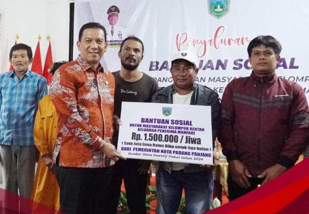 Penjabat Wali Kota Padangpanjang, Sonny Budaya Putra menyerahkan Bantuan Sosial (Bansos) kepada masyarakat kelompok rentan sebagai bagian dari upaya pengendalian inflasi tahun 2024. (Foto: Kominfo)