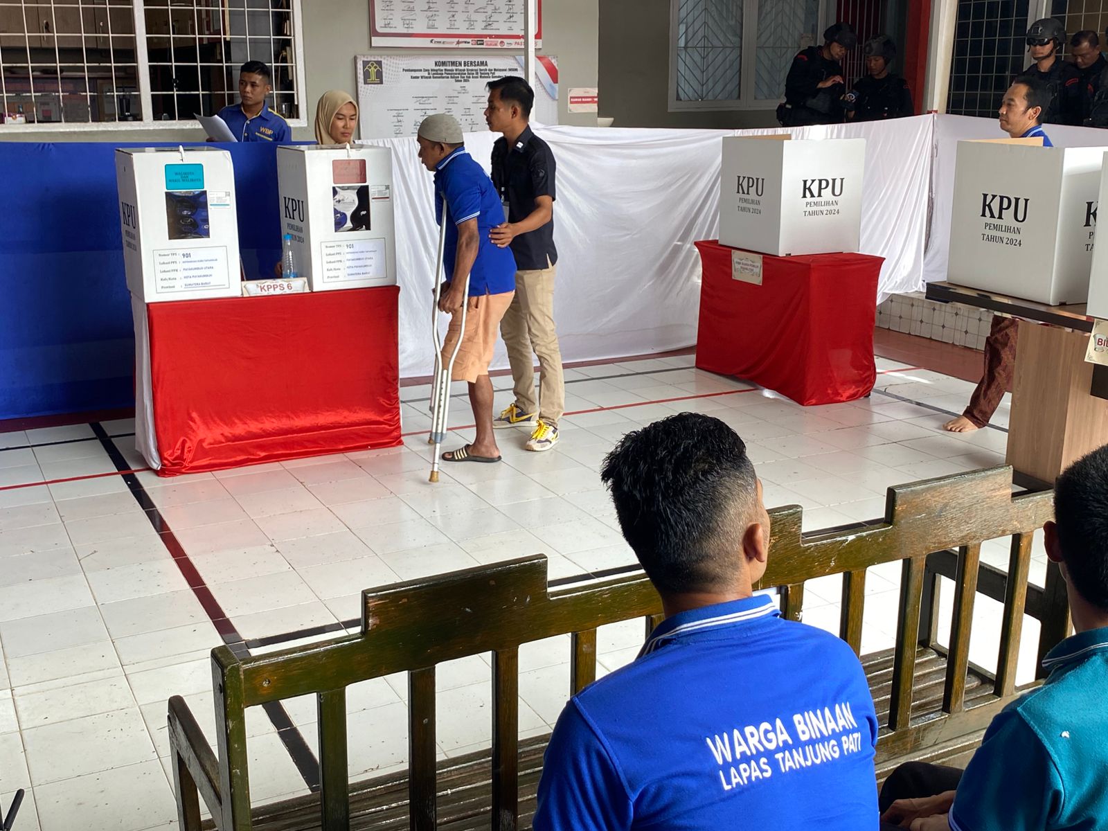PARTISIPASI: Seorang warga binaan Lapas Kelas II B Tanjung Pati di Payakumbuh menyalurkan hak pilihnya, kemarin.(SY RIDWAN/PADEK)