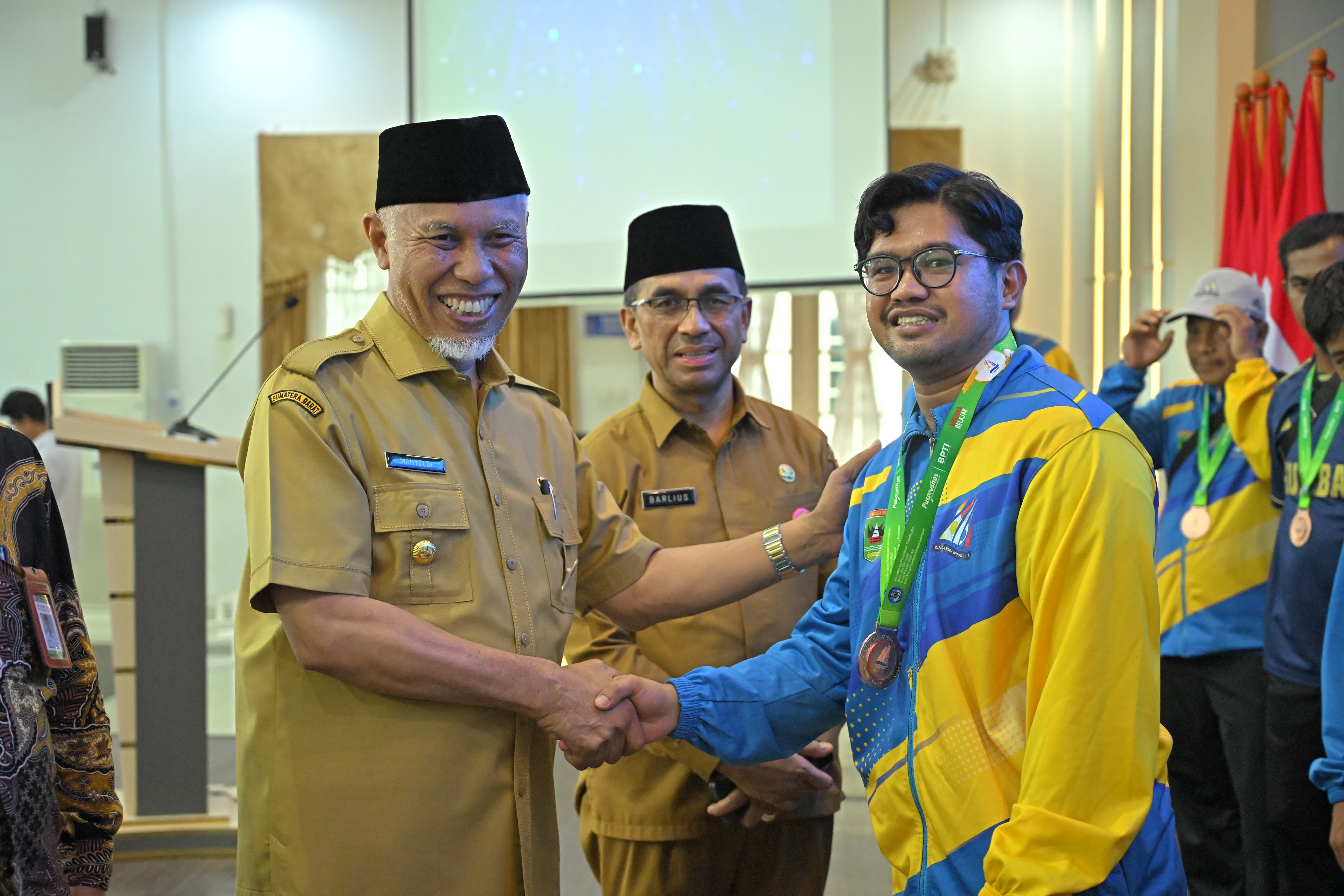 APRESIASI: Gubernur Mahyeldi saat menyerahkan penghargaan untuk 76 pelajar hebat Sumbar yang berprestasi di nasional dan internasional, Selasa (26/11).(BIRO ADPIM UNTUK PADEK)