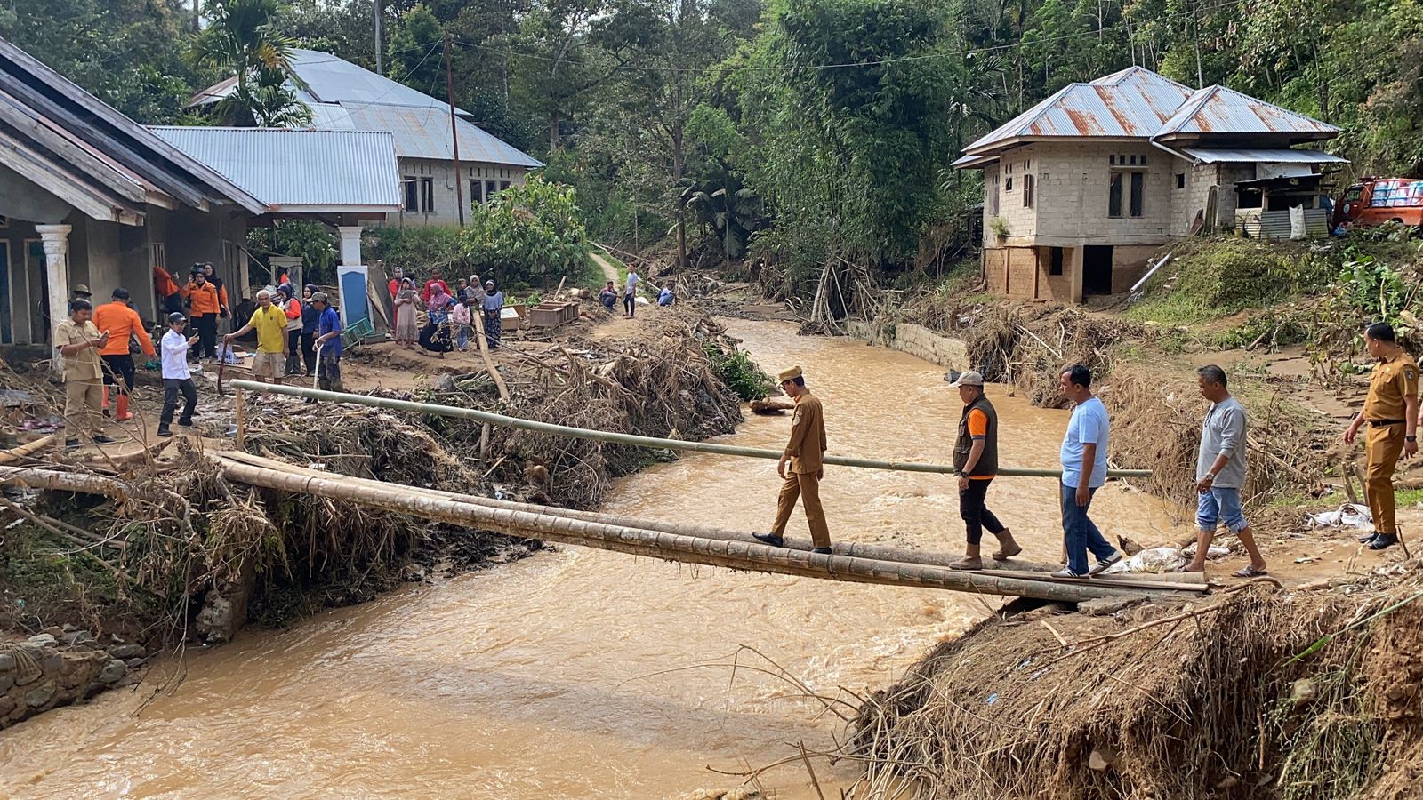 PENANGANAN: Bupati Limapuluh Kota Safaruddin, saat memantau penanganan dan penanggulangan bencana .(PEMKAB LIMAPULUH KOTA UNTUK PADEK)