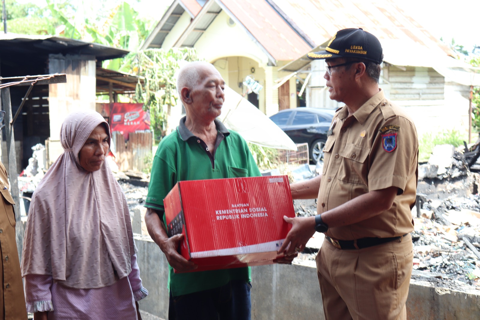 PEDULI: Sekretaris Kota Payakumbuh, Rida Ananda menyerahkan bantuan untuk korban kebakaran di Kelurahan Sicincin, Kota Payakumbuh, Selasa (26/11).(PEMKO PAYAKUMBUH UNTUK PADEK)