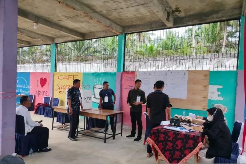 PARTISIPASI: Warga binaan di Lapas Lubukbasung menyalurkan hak politiknya di TPS khusus 901 di lembaga itu dalam rangka menyukseskan Pilkada Serentak 2024, Rabu (27/11).(YUSRIZAL FOR PADEK)