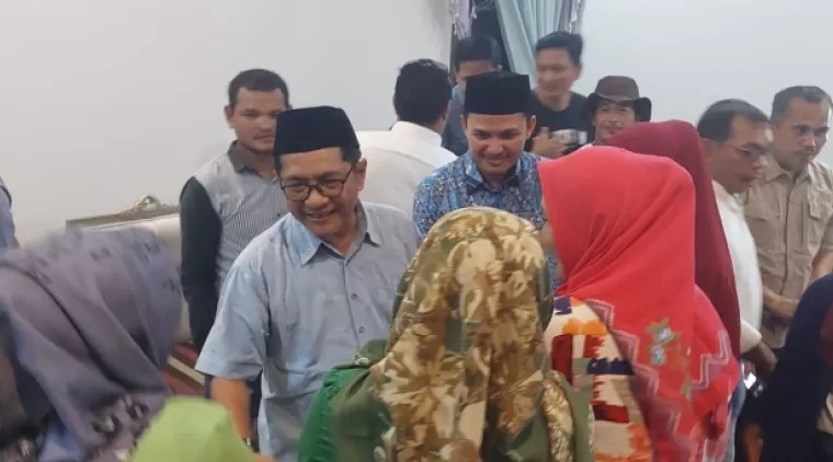 DISAMBUT BAHAGIA: John Kenedy Azis dan Rahmat Hidayat saat menerima ucapan selamat dari masyarakat yang datang membludak ke posko pemenangannya di Nansabaris, Rabu malam (27/11).(TIM JKA-RAHMAT)
