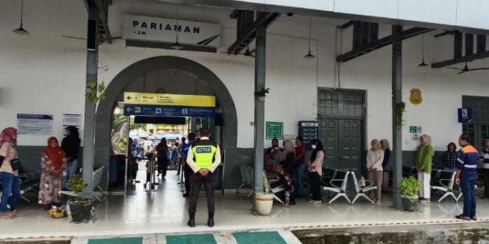 Lagu kebangsaan Indonesia Raya setiap hari pada pukul 10.00 WIB diperdengarkan di stasiun kereta api Pariaman.