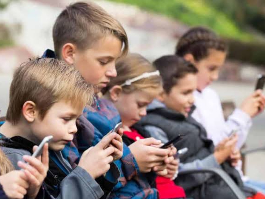 Ilustrasi anak-anak akses media sosial. (Foto: Vator News)