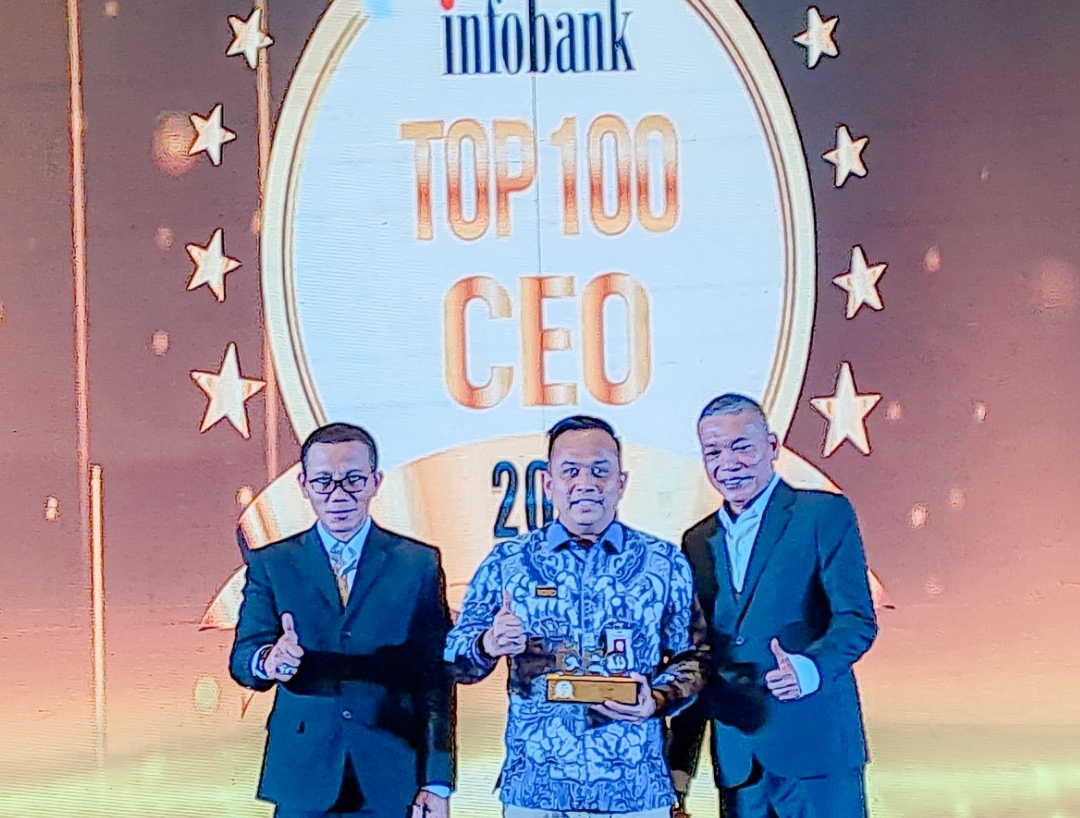 Direktur Utama Bank Nagari, Gusti Candra (tengah) meraih penghargaan bergengsi &ldquo;Top 100 CEO 2024&rdquo;  dari Infobank Media Group. (Foto: Humas Bank Nagari)