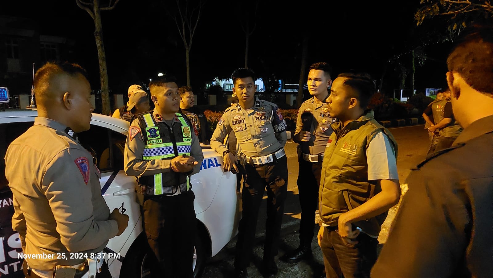 DAMAI: Komisioner Bawaslu Agam Yuhendra bersama tim gabungan saat melakukan patroli pengawasan masa tenang Pilkada 2024 di Agam, baru-baru ini.(YUHENDRA FOR PADEK)