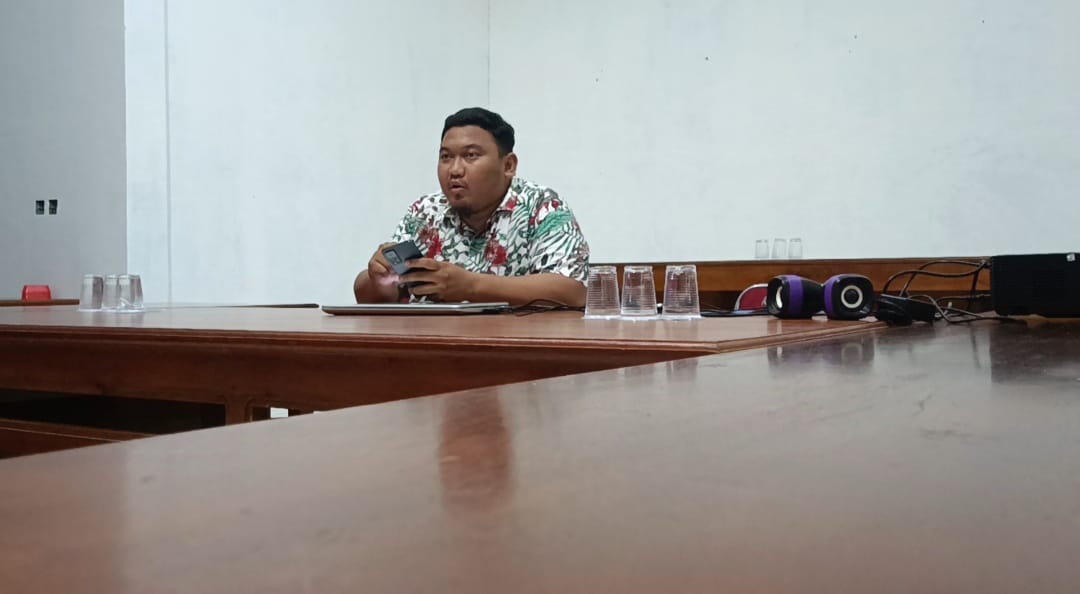 Tim pemenangan paslon Rijel-Yosep saat memberikan keterangan, Kamis (28/11) malam.