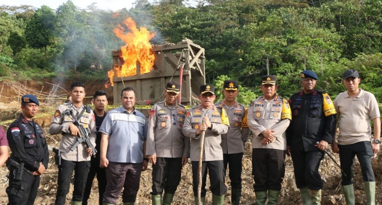 Kapolda Sumbar Irjen Pol Suharyono saat pimpin operasi pemberantasan kegiatan tambang Ilegal di pedalaman Solok Selatan. (Foto Humas Polda Sumbar)
