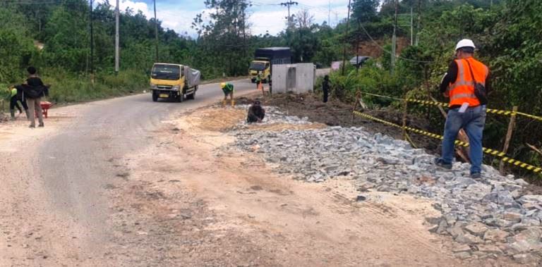Proses perbaikan jalan lintas Riau-Sumatera Barat di Desa Tanjung Alay, Kabupaten Kampar. (Foto MC Riau)