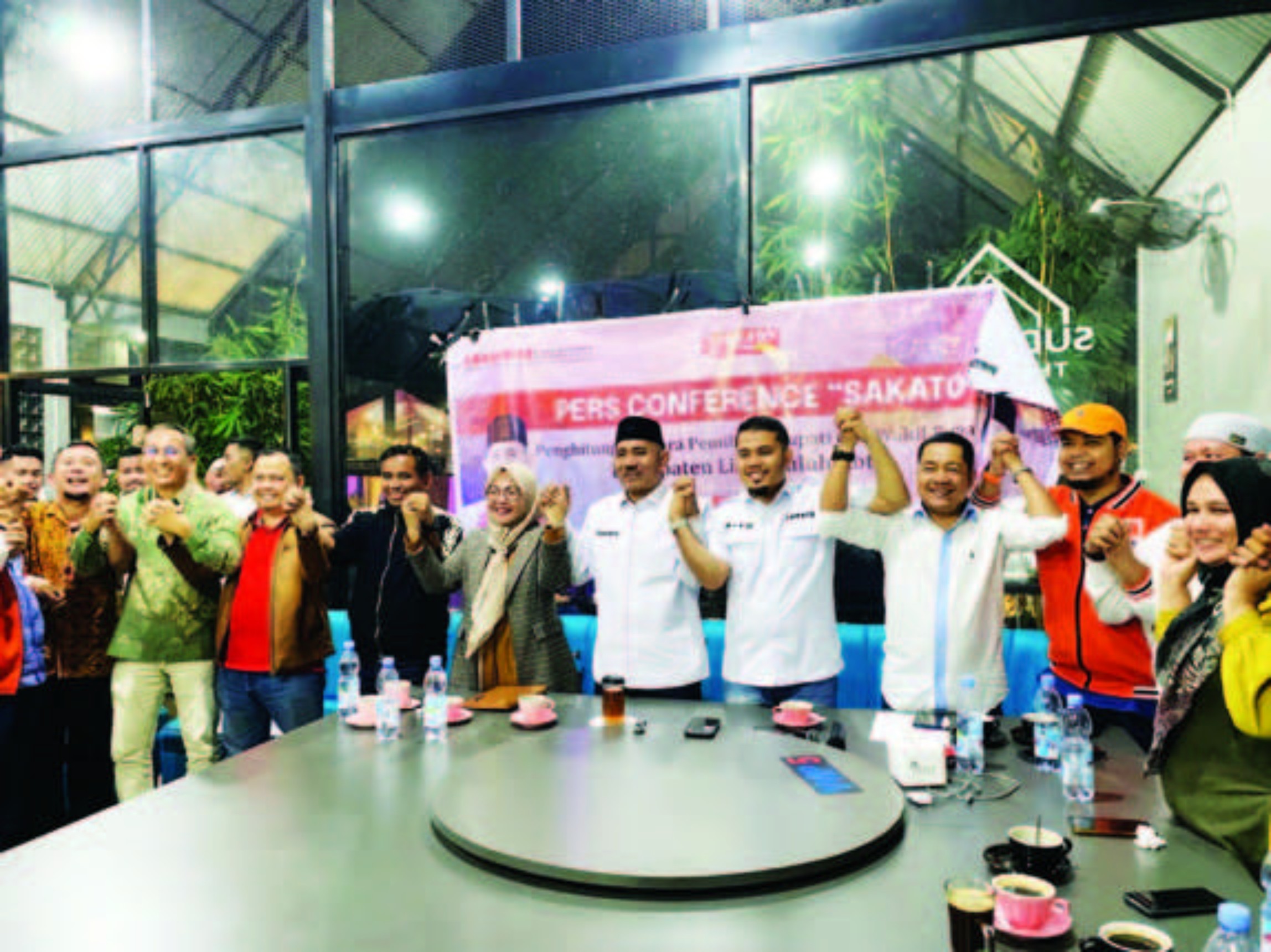 OPTIMIS: Pasangan calon bupati dan wakil Bupati Kabupaten Limapuluh Kota Safni Sikumbang dan Ahlul Badrito Resha, berfoto bersama saat menggelar jumpa pers. (TIM PASLON UNTUK PADEK)