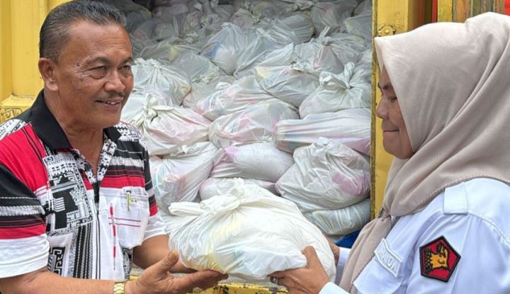 Tim Reaksi Cepat Gerindra Sumbar menyerahkan 1.500 paket sembako dari Andre Rosiade untuk korban banjir bandang di Limapuluh Kota.