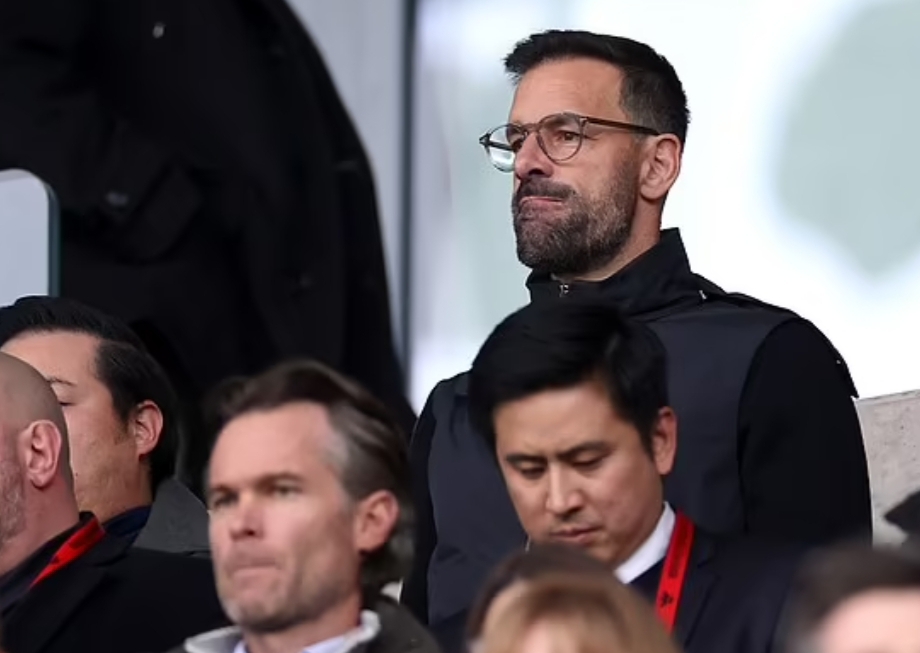 Pelatih baru Ruud van Nistelrooy menyaksikan langsung dari tribun Stadion Gtech saat Leicester City dibantai Brentford 4-1. (Foto: Getty Images/ Dailymail)