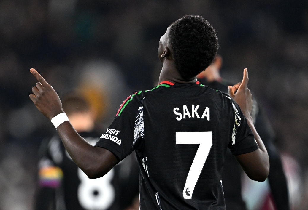 Selebrasi Bukayo Saka usai mencetak gol dalam kemenangan telak 5-2 atas West Ham, di Stadion London, Minggu dinihari WIB (1/12). (Foto: X @arsenal)