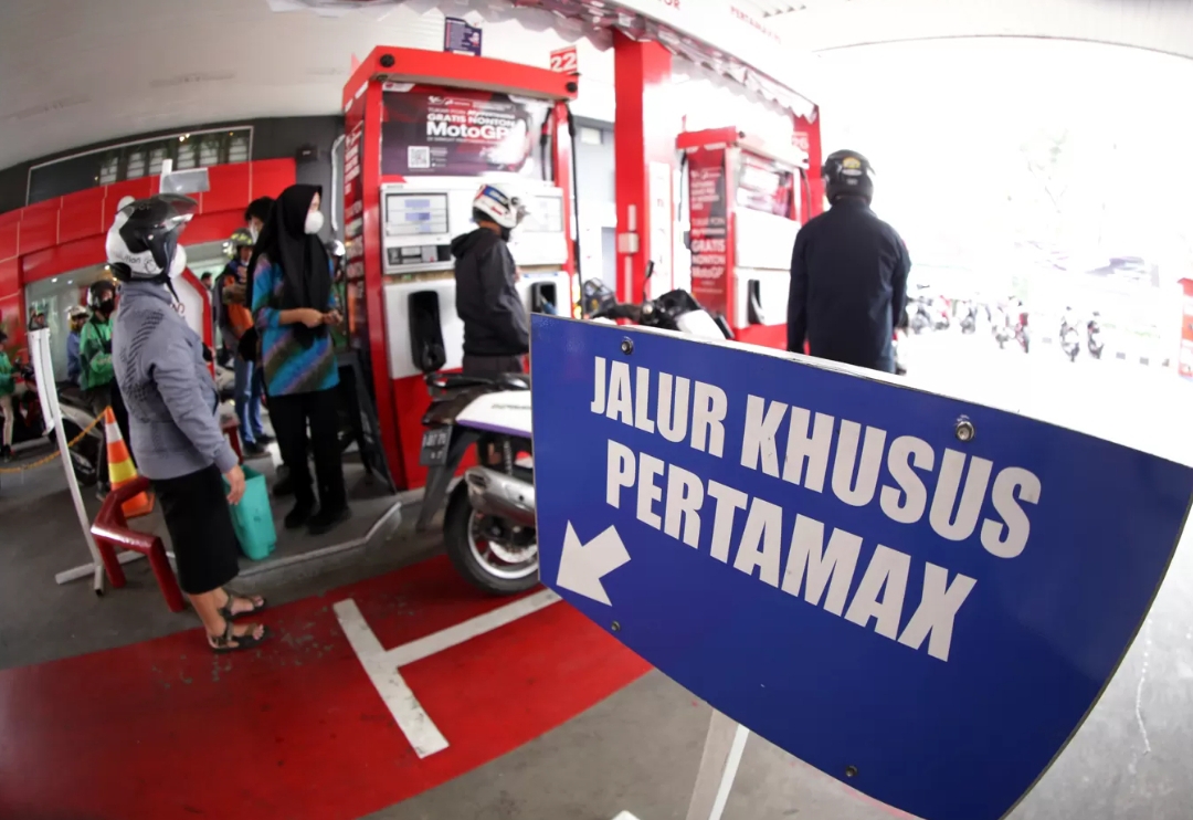 Pengendara mengisi BBM jenis Pertamax di SPBU.(Foto: jawapos.com)
