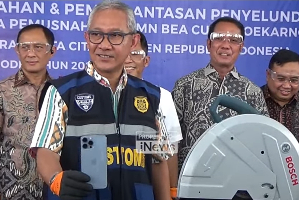 Proses pemusnahan barang ilegal oleh bea cukai.