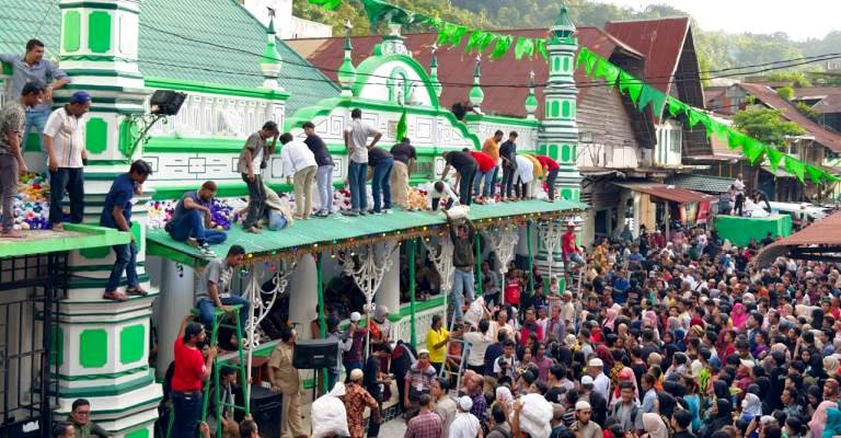 Acara Festival Serak Gulo yang diselenggarakan warga keturunan India di Jalan Pasa Batipuh, depan Masjid Muhammadan Padang, Minggu (1/12/2024).