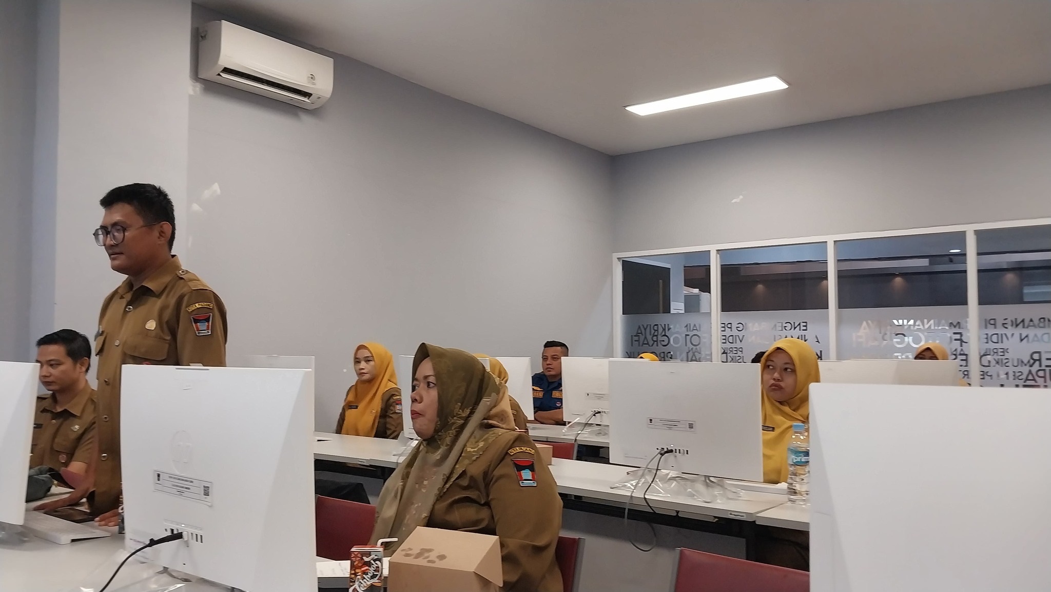 Diskominfo dan BKPSDM Padang menggelar bimtek Jurnalistik dan Sosial Media Management, di Lantai II Bagindo Aziz Chan Youth Centre, Senin (2/12).