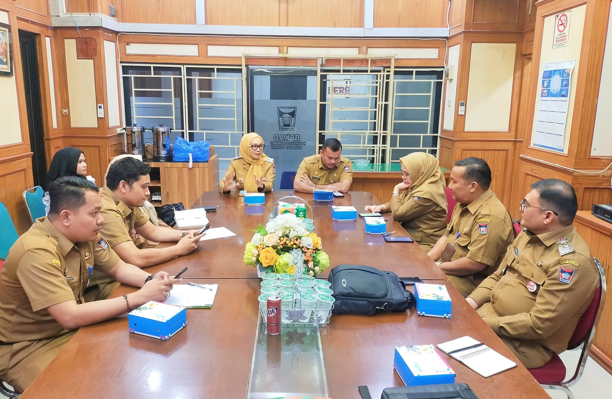 Asisten III Setdako Padang Corri Saidan saat memimpin rapat terkait di Ruang BPKAD, Balai Kota lama, Senin (2/12).