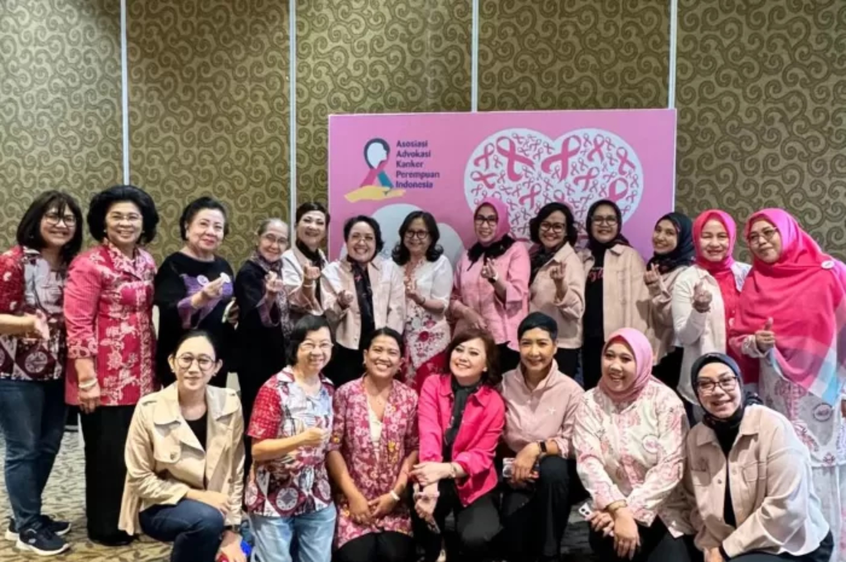 TEBAR SEMANGAT: Anggota Bandung Cancer Society dalam sebuah kegiatan. Setiap bulan mereka menggelar edukasi untuk penyintas dan penderita kanker.(DOKUMENTASI BCS)