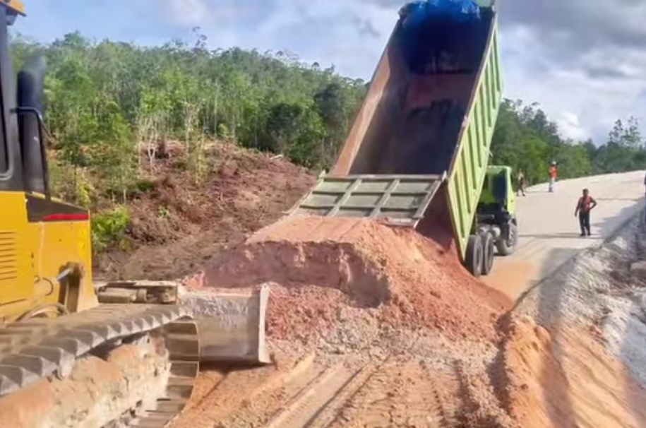 Perbaikan jalan amblas di Desa Tanjung Alai, Kecamatan XIII Koto Kampar. (Foto: Instagram Satlantas Polres Kampar)