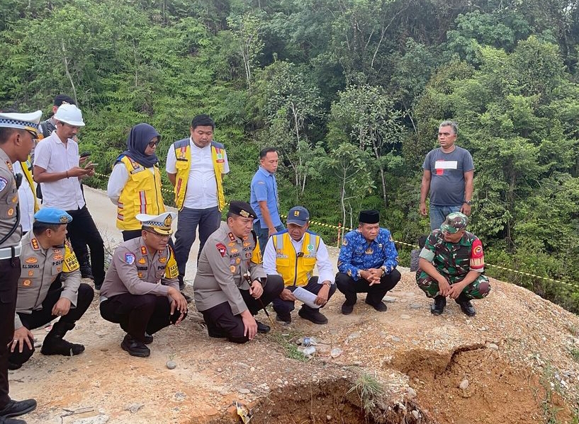 Kapolda Riau Irjen Pol Mohammad Iqbal tinjau lokasi longsor dan perbaikan jalan di Tanjung Alai, akses jalur Riau-Sumbar putus. (Foto: Instagram Satlantas Polres Kampar)