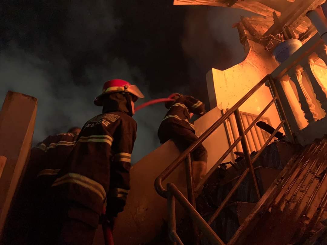 Petugas Dinas Pemadam Kebakaran Kota Padang sedang berjibaku memadamkan api yang menghanguskan dua bangunan kos bertingkat di Parakgadang Timur, Minggu malam (1/12/2024).
