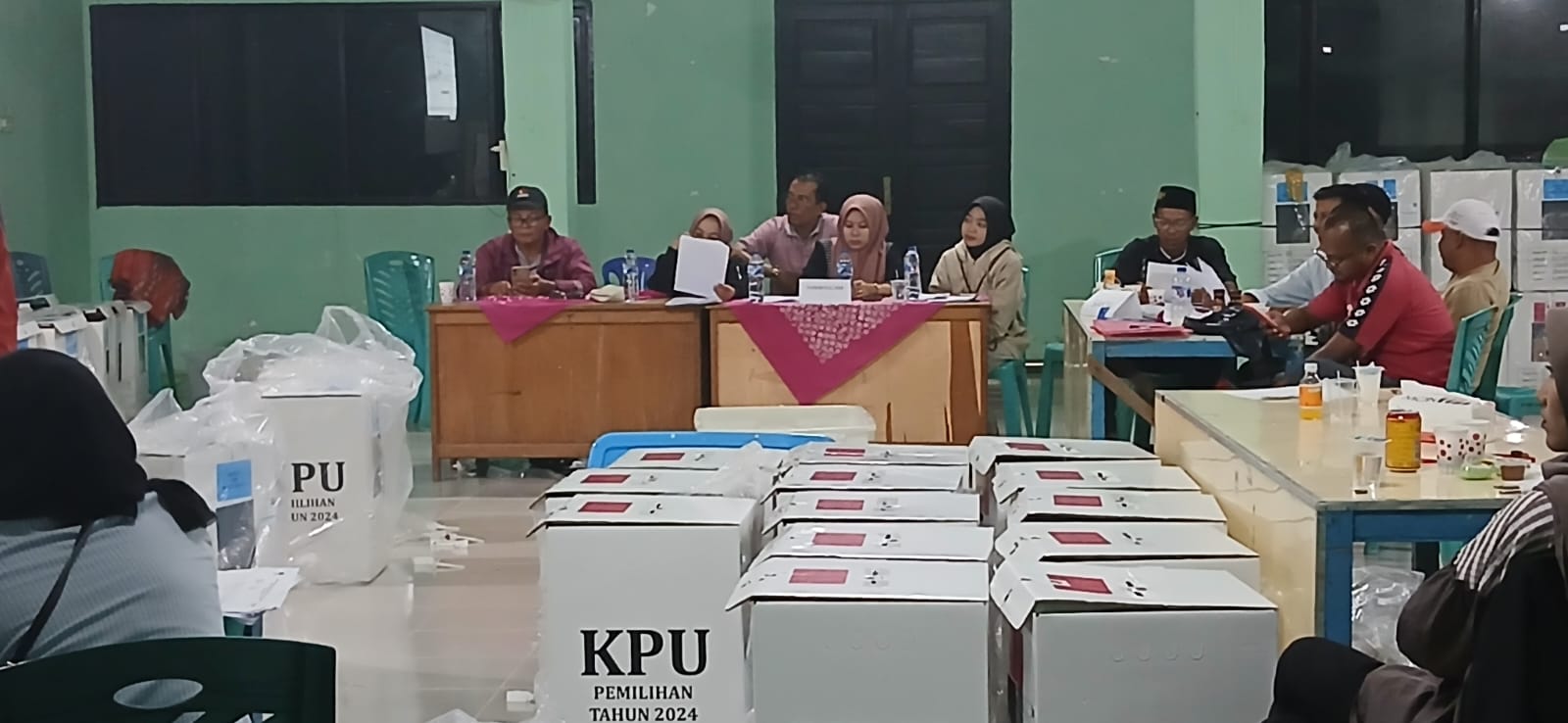 ADA TEMUAN: Proses rekapitulasi yang dilangsungkan di salah satu kecamatan di Tanahdatar, Jumat lalu. Salah satu TPS di Tanahdatar akan melakukan pemungutan suara ulang.(KPU SUMBAR UNTUK PADEK)