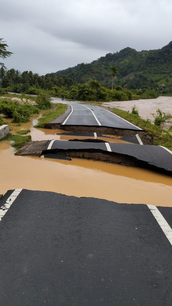 Kondisi ruas jalan provinsi yang putus akibat diterjang banjir di Kampung Lambung Bukit, Nagari Koto Nan Tigo Utara, Kecamatan Sutera. (Dok BPBD)