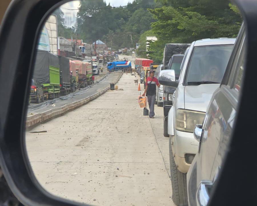 Jalan Sumbar-Riau putus total sejak Minggu (1/12).