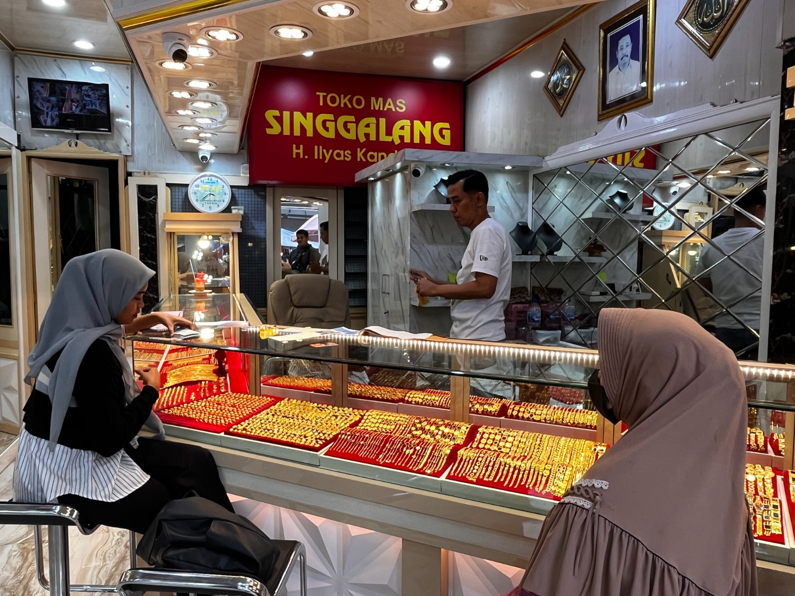 Sejumlah pembeli membeli emas di Toko Emas Singgalang Pasar Raya Padang, Senin (2/12).
