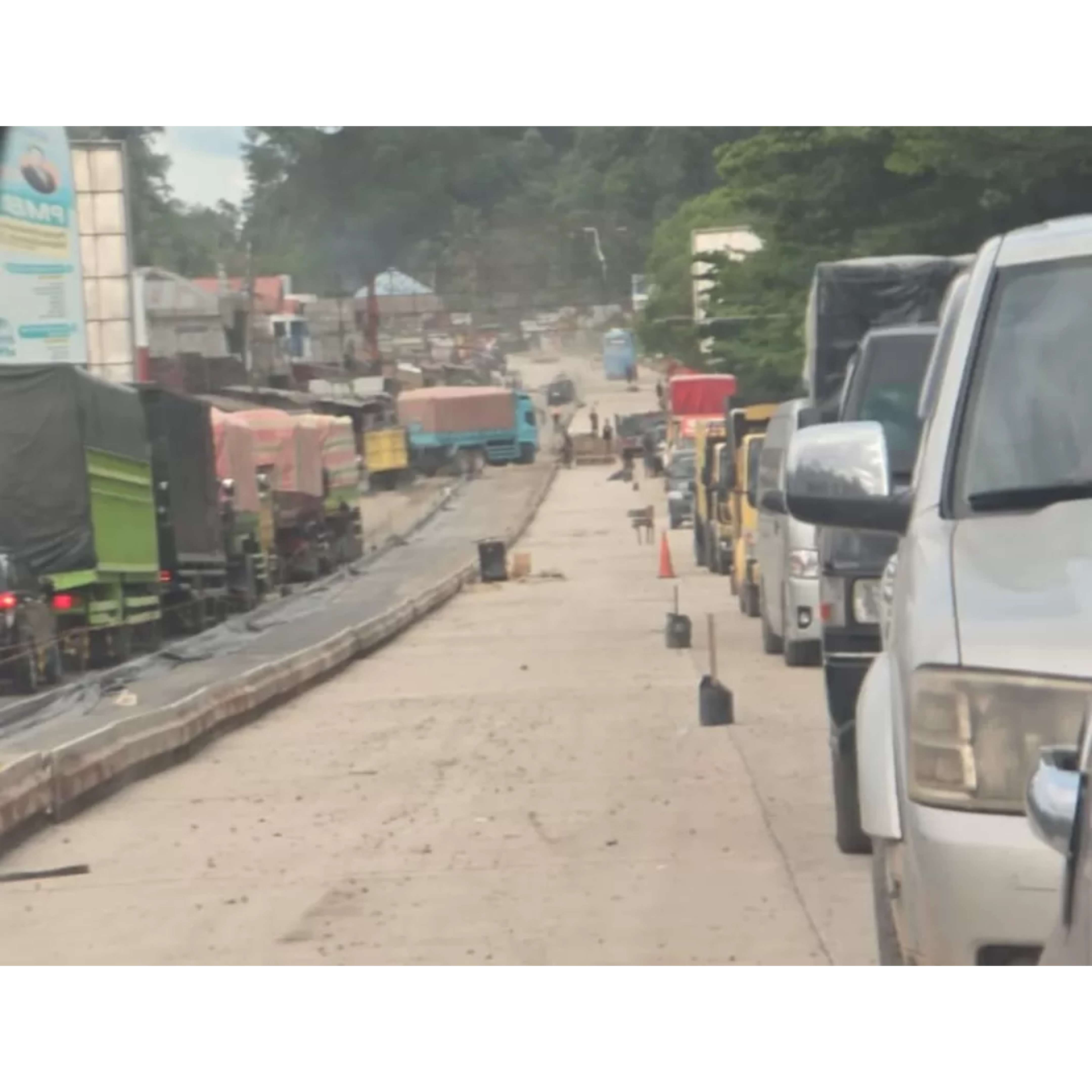 Jalur Alternatif Kiliran Jao macet parah. (Jawapos)