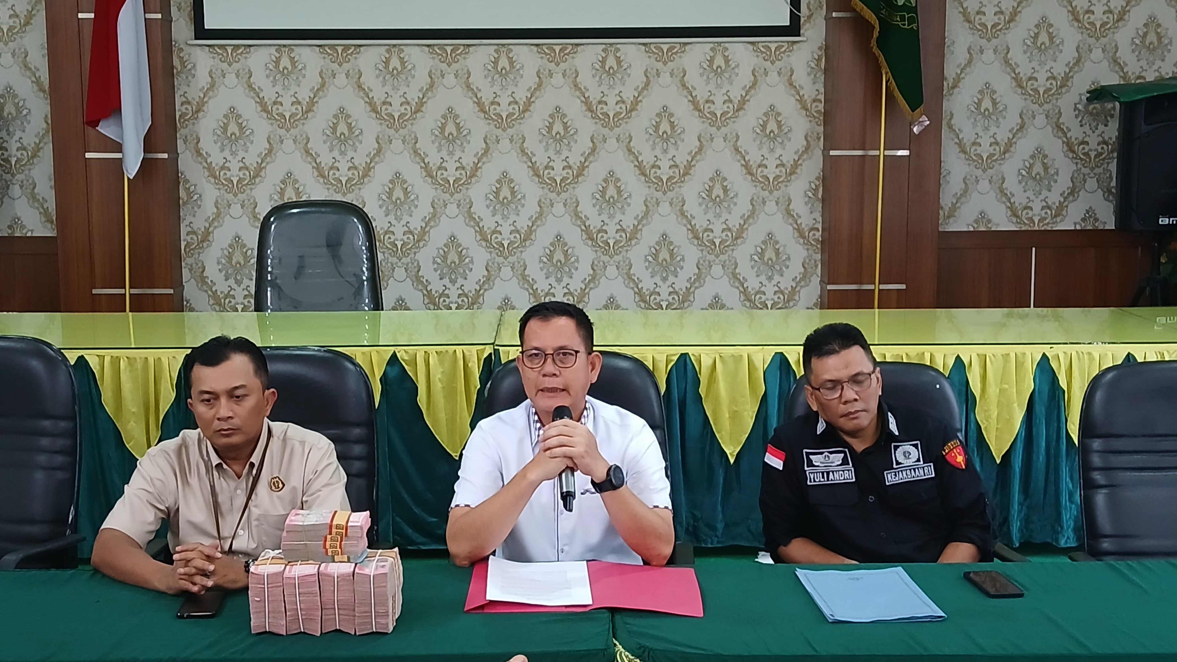 ejari Padang Aliansyah (tengah) didampingi Kasi Intel dan Kasi Pidsus (kiri-kanan) saat mengeksekusi pengembalian uang hasil korupsi.