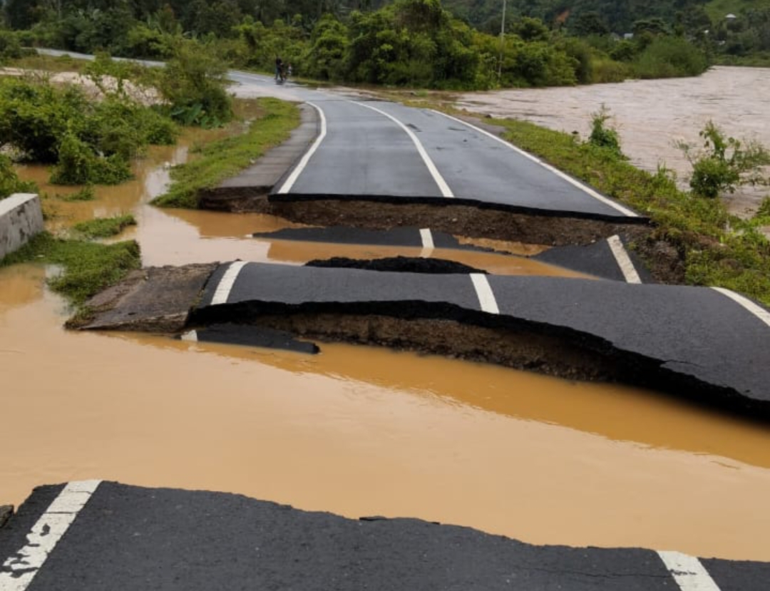 Akses jalan provinsi di Kampung Lambung Bukit, Nagari Koto Nan Tigo Utara, Kecamatan Sutera, Kabupaten Pesisir Selatan masih putus hingga Selasa (3/12/2024), akibat banjir.(Foto: Dok. BPBD)
