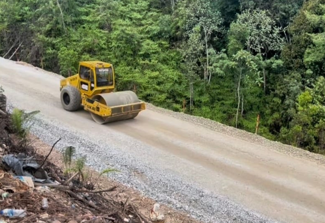 Pekerja melakukan perbaikan jalan di KM 106/107 Tanjung Alai, Koto Kampar Riau. (Foto: Satlantas Polres Kampar)