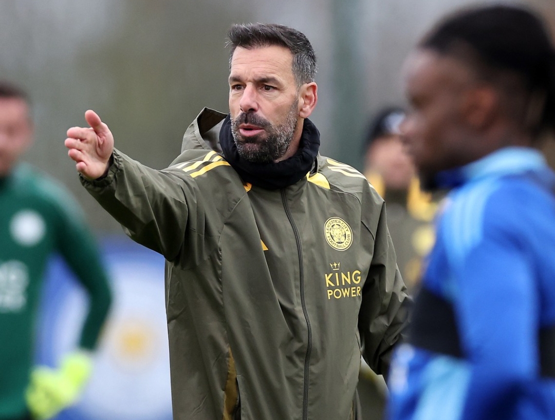 Ruud van Nistelrooy memimpin latihan para pemain Leicester City jelang laga melawan West Ham di Liga Inggris. (Foto: Instagram LCFC)