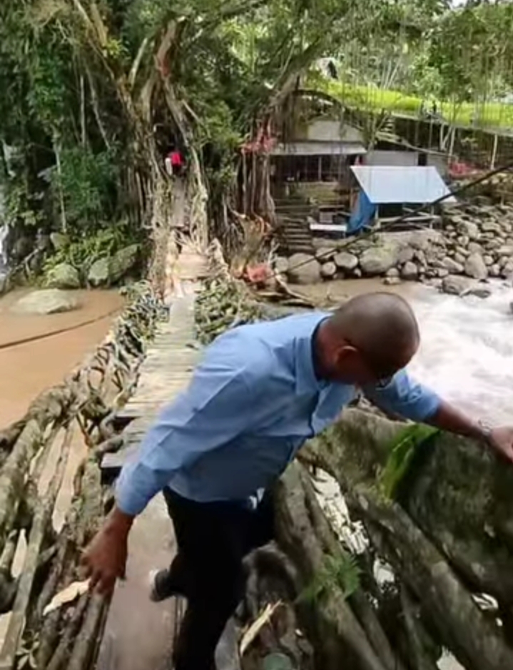 Foto kondisi Jembatan Akar Puluik Puluik di Kecamatan Bayang Utara, telah kembali bisa dilewati pasca ditimpa dahan pohon tumbang akibat hujan yang disertai angin kencang.