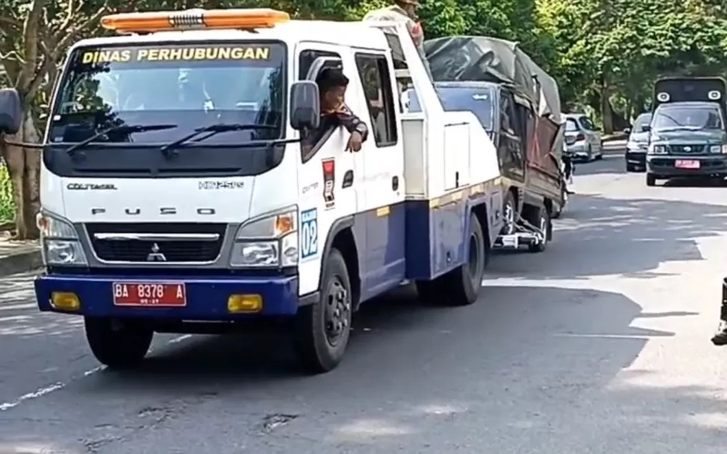 Dinas Perhubungan Kota Padang melakukan penindakan terhadap kendaraan yang parkir liar beberapa waktu lalu.