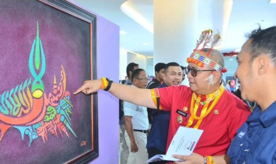 Pj Wali Kota Padang Andree Algamar, kunjungi pameran seni rupa dan desain berskala internasional di Gedung Pusat Informasi dan Perpustakaan UNP, Senin (28/10/2024). (Foto: Prokopim)