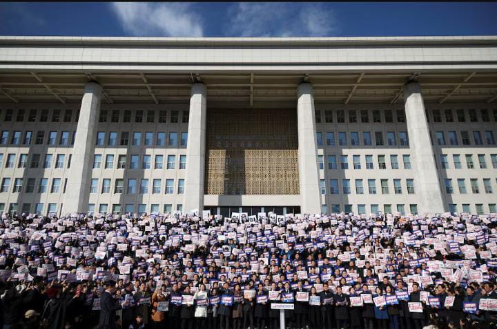 Para pengunjuk rasa dan anggota parlemen berunjuk rasa di gedung parlemen nasional di Seoul, 4 Desember 2024.