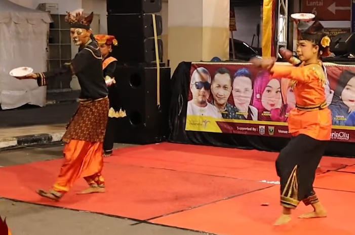 Ilustrasi tampilan seni budaya.