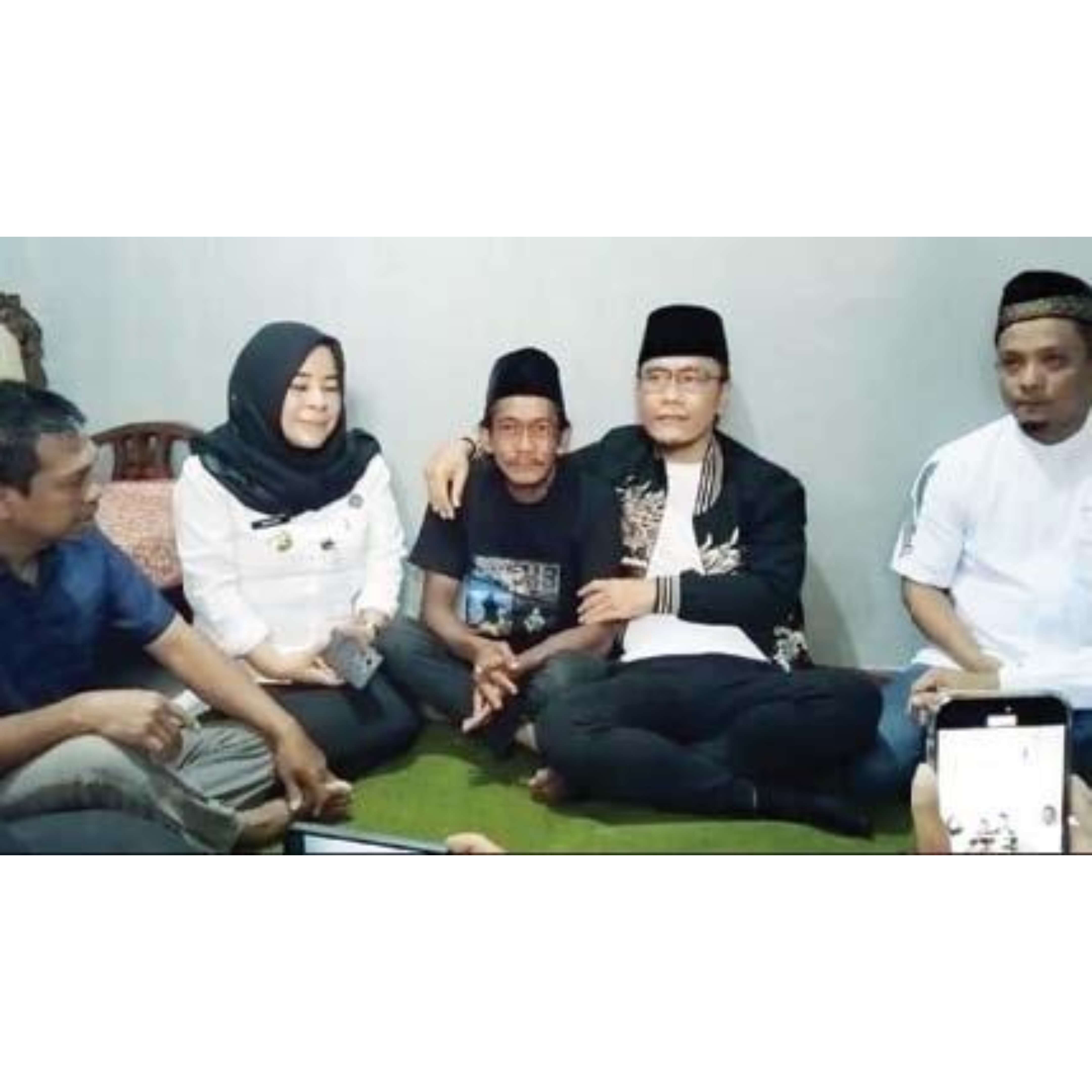 SALING MEMAAFKAN: Miftah Maulana Habiburrahman (dua dari kanan) mengunjungi rumah Sunhaji (tengah) di Dusun Gesari, Kecamatan Grabag, Kabupaten Magelang, kemarin (4/12).(ROFIK SYARIF GP/JPG)
